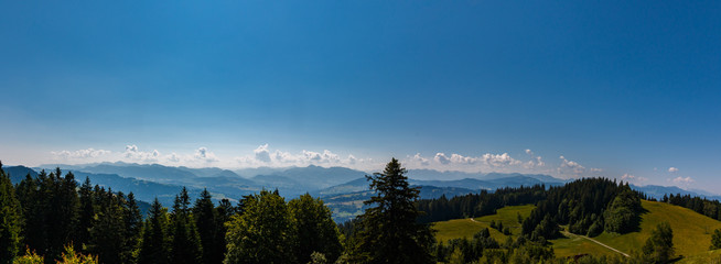 Fototapeta na wymiar Panorama vom Aussichtspunkt am Pfänder in Bregenz auf die Gebiergskette der Allgäuer Alpen, Österreich