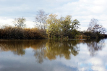 Fototapeta na wymiar spring lake on a Sunny day