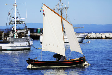 Obraz premium Small Vintage Sail Boat