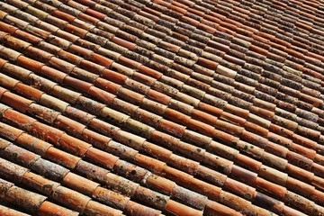 Tejas, tradicional tejado de pueblo en España, Manzanares el Real.