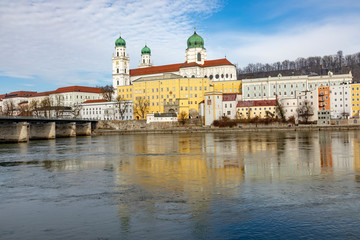 Fototapeta na wymiar skyline of Passau with cathedral