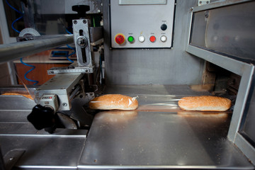 Bread packaging process on a conveyor belt