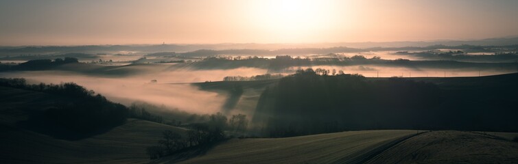 panorama lever de soleil sur les collines dans la brume dans le sud-ouest de la France