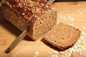 Brot wird geschnitten