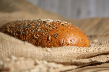 Ein Laib Brot liegt auf einem Leinensack
