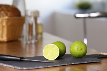 Angeschnittene Limone liegt auf einem Schneidebrett in einer Küche