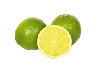 Limone isoliert auf weiß