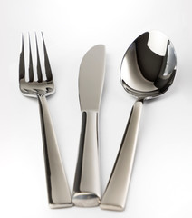 Cuchara cuchillo y tenedor en fondo blanco imagen perfecta para restaurantes, hoteles, catering,...