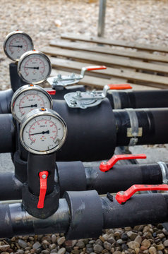 Manometers, valves and pipes with closed cell foam insulation