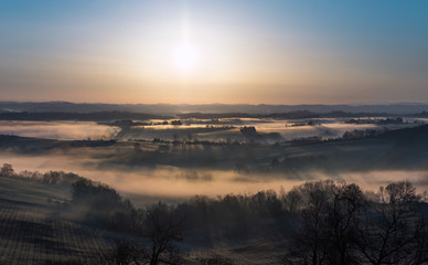Lever de soleil sur les collines dans la brume dans le sud-ouest de la France