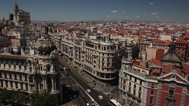 WS HA Cityscape with traffic on Gran Via and Metropolis Building / Madrid, Spain