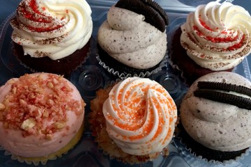 fancy decorated cupcakes 