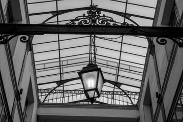 lampe parisienne sous verrière dans une passage caché