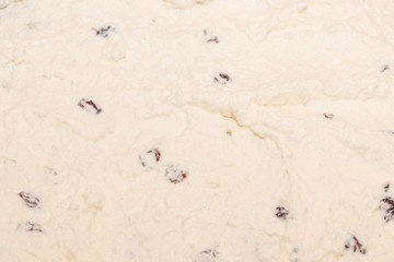 Filling for cake of sweet cottage cheese and raisins