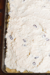 Filling for cake of sweet cottage cheese and raisins
