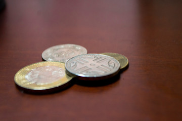 Monedas sobre mesa