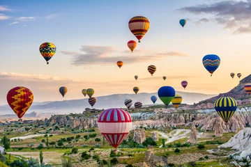 Foto op Plexiglas De grote toeristische attractie van Cappadocië - ballonvlucht. Cappadocië staat over de hele wereld bekend als een van de beste plaatsen om met heteluchtballonnen te vliegen. Göreme, Cappadocië, Turkije © olenatur