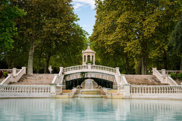 Fototapeta na wymiar Fountain in the Parc Darcy in Dijon on a sunny day in summer