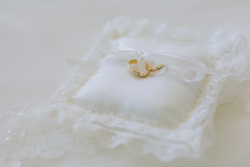 Obraz na płótnie Canvas wedding rings on top of cushion