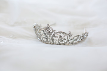 crown wedding bride © saragraphika