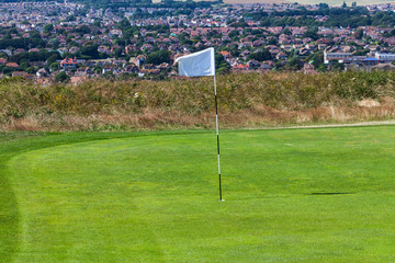Obraz premium White corner flag on the green grass. Soccer sport concept with corner flag. European football concept