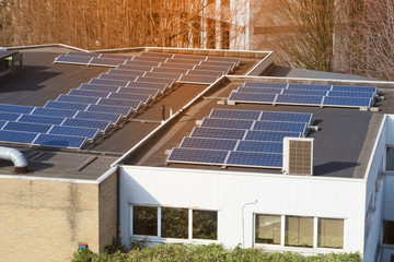 panneaux solaire sur toits immeuble