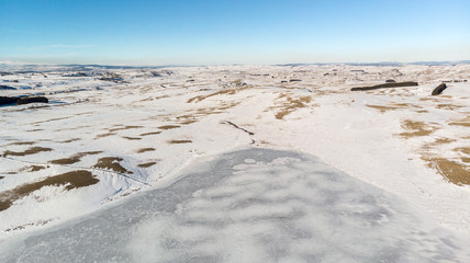 Panorama aérien sur un lac gelé au milieu d'un désert de neige