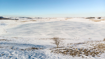 panorama aérien sur les bords d'un lac gelé et un désert de neige 