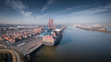 Containerterminal im Hamburger Hafen mit Containerschiffen bei gutem Wetter