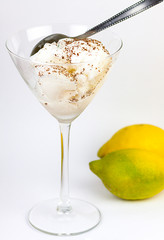 COPA DE HELADO DE LIMON CON VIRUTAS DE CHOCOLATE Y LIMONES