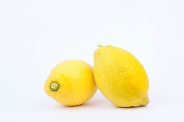 LIMONES AMARILLOS SOBRE FONDO BLANCO