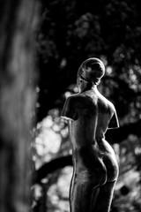Sculpture de femme en bronze