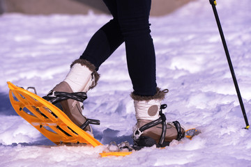 raquettes de randonnée en action sur une femme dans la neige