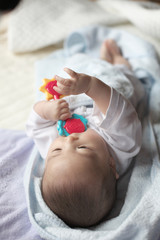 ベッドの上で遊ぶ赤ちゃん