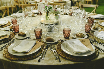 Beautiful decoration for a night wedding, illuminated with led lanterns, and vintage style centerpieces.