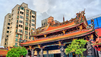 Naklejka premium Longshan Temple in Taipei, Taiwan