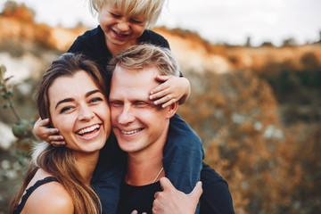 Fototapeta premium Stylish family in a park 