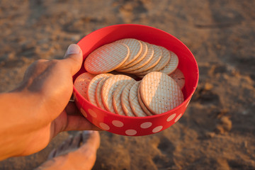 ofreciendo galletas en la playa 