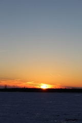 Fototapeta na wymiar coucher de soleil en hiver , ciel bleu