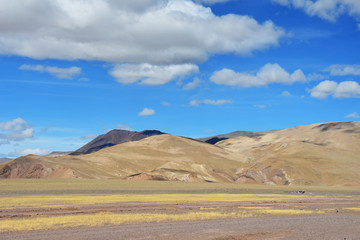 Fototapeta na wymiar Tibetan mountains on the way to lake Mershung in summer in clear weather