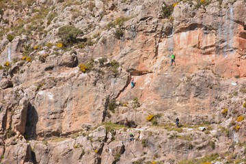 Escalando pared de una montaña