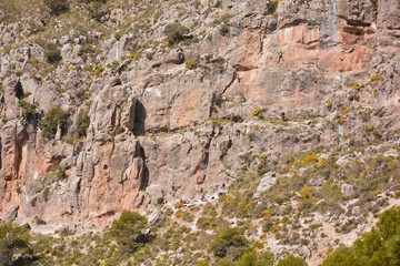 Escalando pared de una montaña