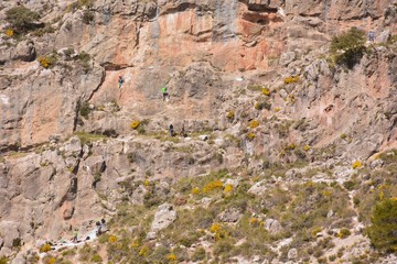 Escalando pared de una montaña