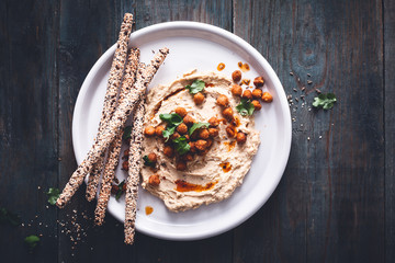 Houmous de Pois Chiches, Pois Chiches grillés au Paprika et Gressin. Plat Végétarien