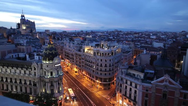 WS HA Cityscape at dusk with traffic on Gran Via and Metropolis Building / Madrid, Spain