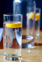 Photo of macro clear water with lemon in a glass Cup
