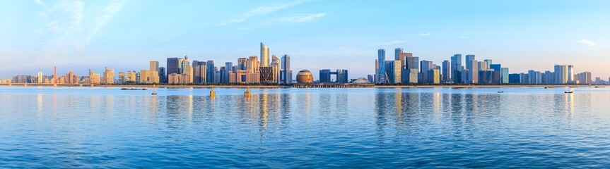 Obraz premium Panoramiczna panorama miasta z budynkami w Hangzhou o wschodzie słońca