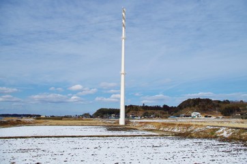 残雪の頃の田園と電柱