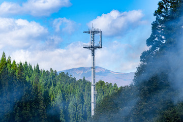 宮城文字の栗駒山と携帯電話基地局アンテナ塔