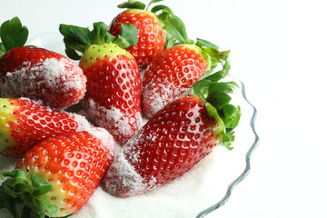 fragole fresche con zucchero su sfondo bianco